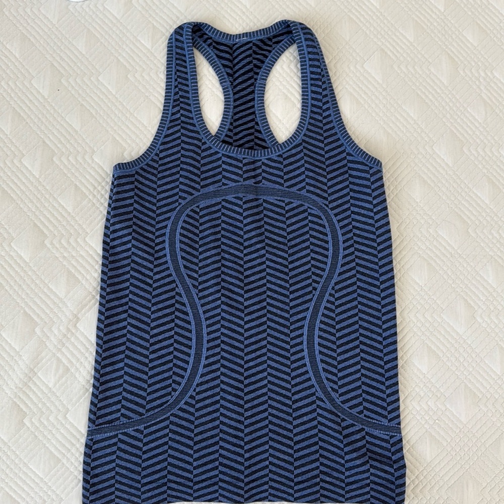 Lululemon Swiftly Tech Chevron Racerback in Heathered Blue Size 6